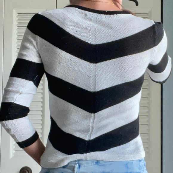 Sexy Jennifer Lopez Sweater with Chevron Pattern - Picture 3 of 7